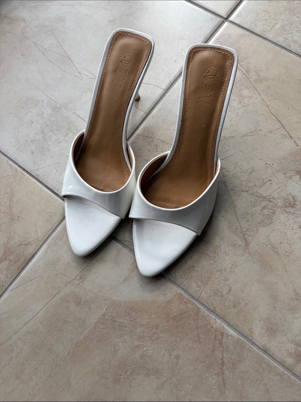 Amazon White Pointed Patent Slide Mules - Picture 2 of 2